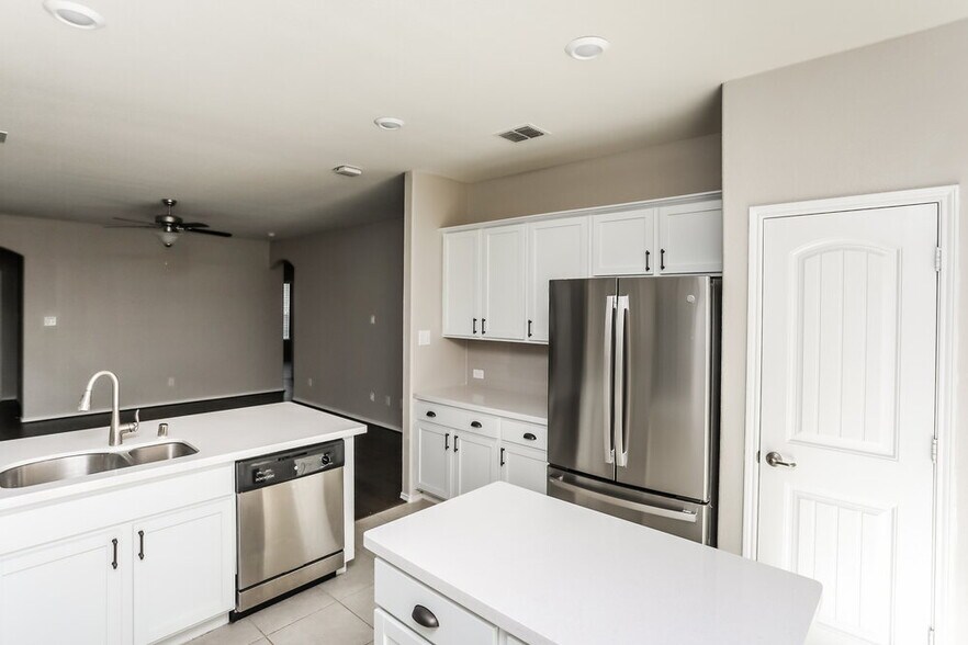 Building Photo - 8473 Blue Violet Trl