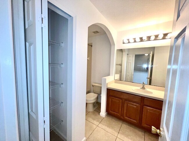 Building Photo - Remodeled Kitchen!! Wonderful Avalon Park-...