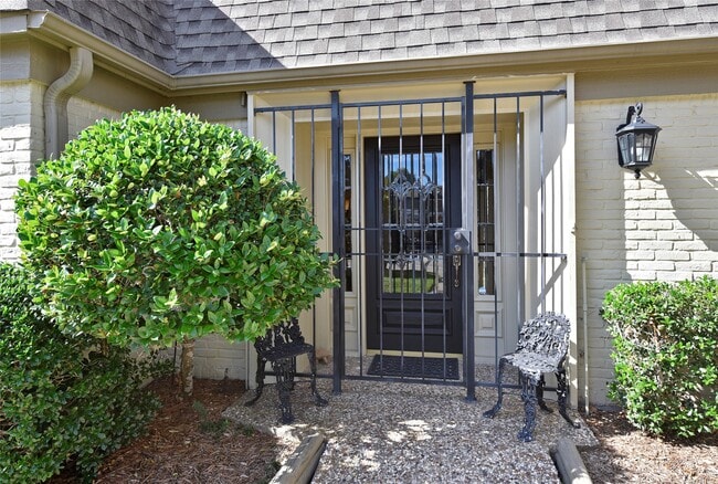 Building Photo - 2802 S Doral Dr