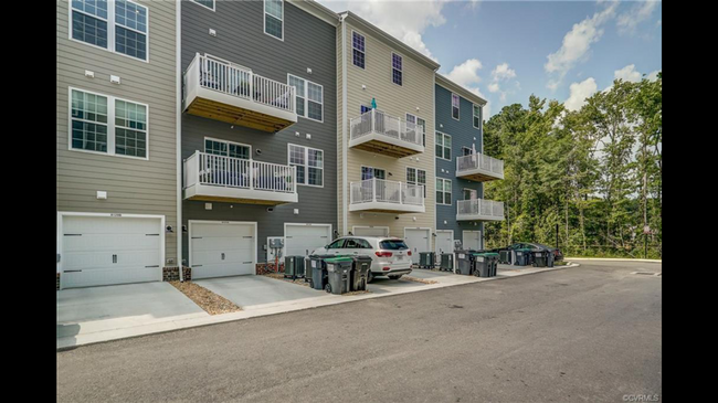 Building Photo - Beautiful 3 Bedroom 2.5 Bath Townhome Avai...