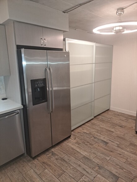 Kitchen - 3030 E Clarendon Ave