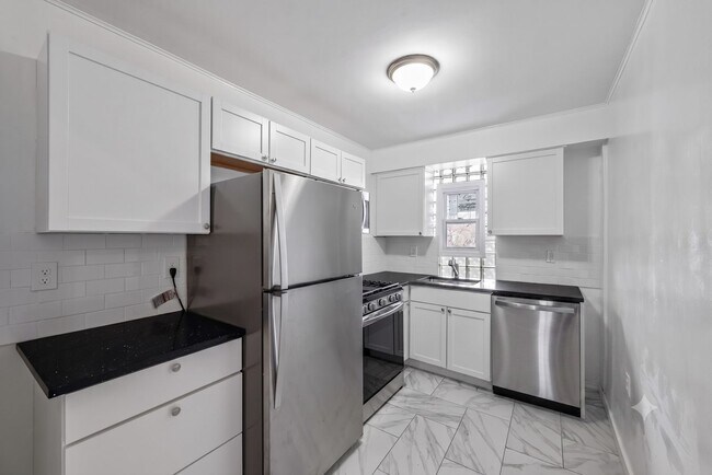 Building Photo - 5556-5558-5558 Pocusset St