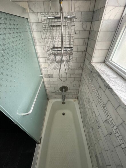 Shower/ Tub - 2440 River Rd