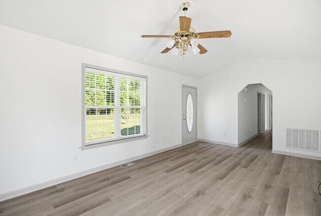 Building Photo - Beautifully Updated 3 bedroom, 2 bathroom Brick Ranch in Lexington