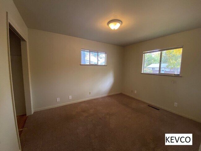 Building Photo - Incredibly Spacious House!