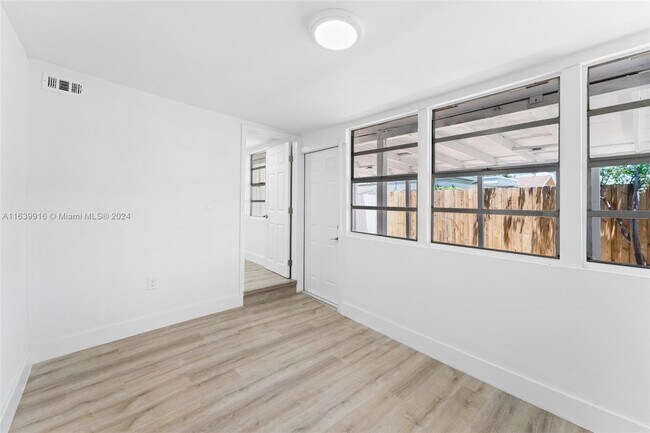 Building Photo - 3155 SW 27th Ln