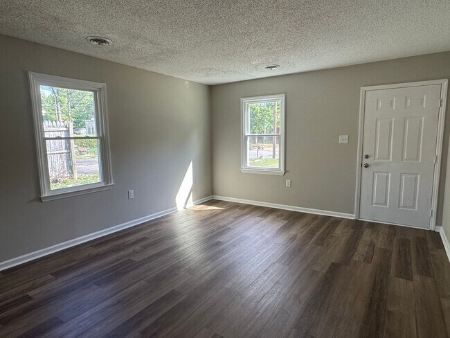 Building Photo - 3 Bedroom Brick Ranch Style Home