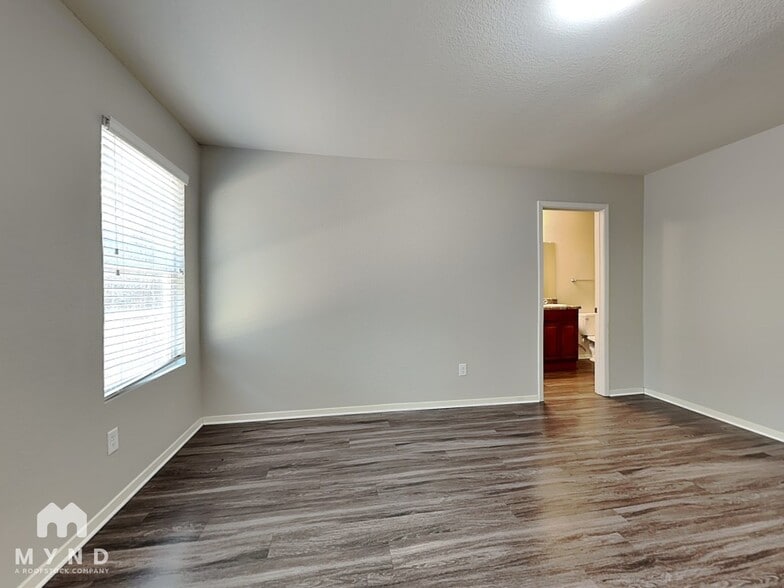 Building Photo - 9208 Pleasant Valley Dr