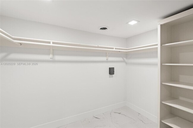 Building Photo - 112 E 1st Ct