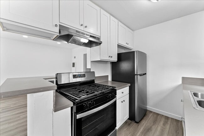 Building Photo - 511 S Verdugo Rd