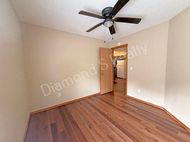 Building Photo - 2 Bed / 1 Bath Duplex in Ozark Available!