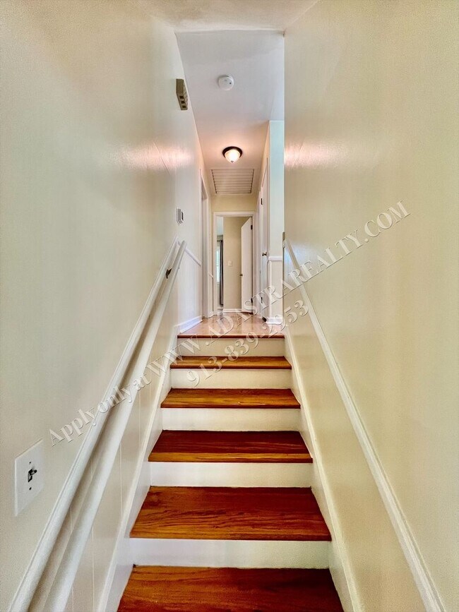 Building Photo - Lovely Home In Nall Hills-Available NOW!