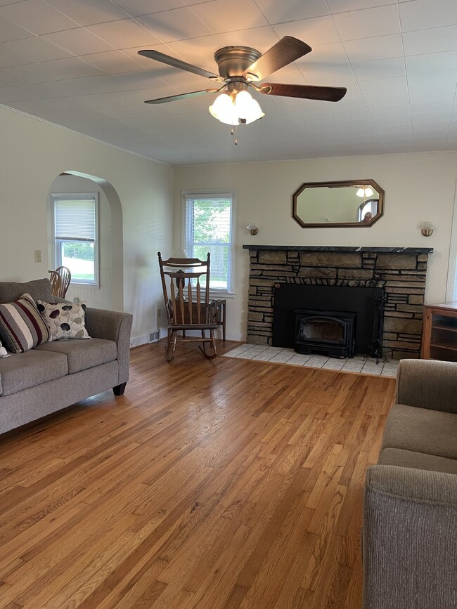 Building Photo - 3 bedroom, 2 bath 15 MINUTES  to Asheville...