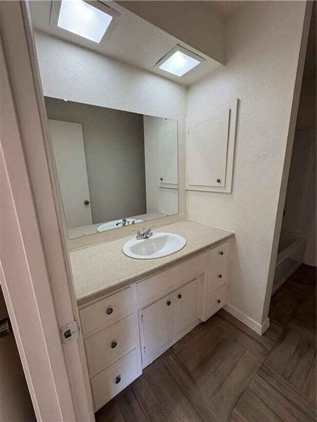 Building Photo - Spacious 4 bedroom, 2.5  bath house near B...