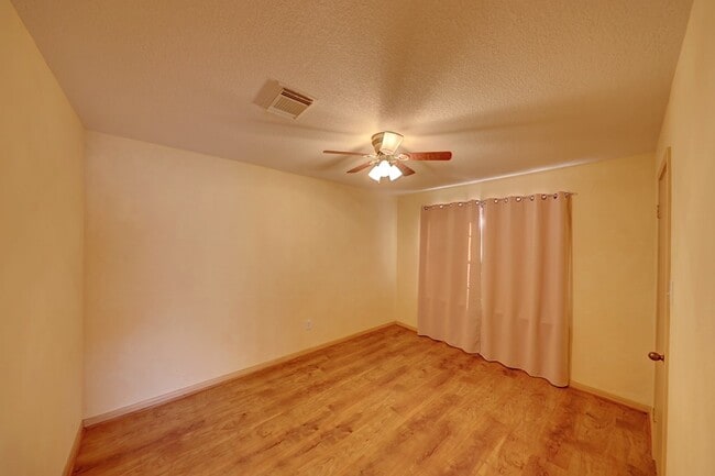 Building Photo - 115 Chaparral Pl W