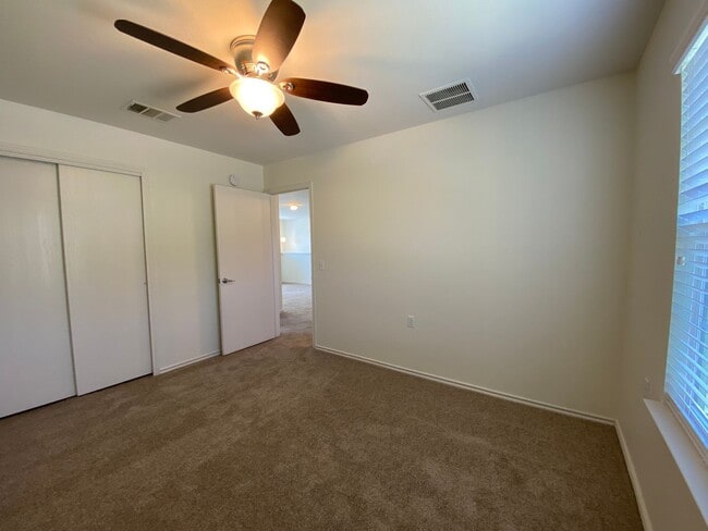 Building Photo - 4 Bedroom in Thaxton Place