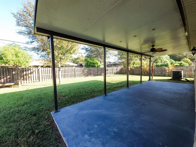 Building Photo - 185 SW Exmore Ave