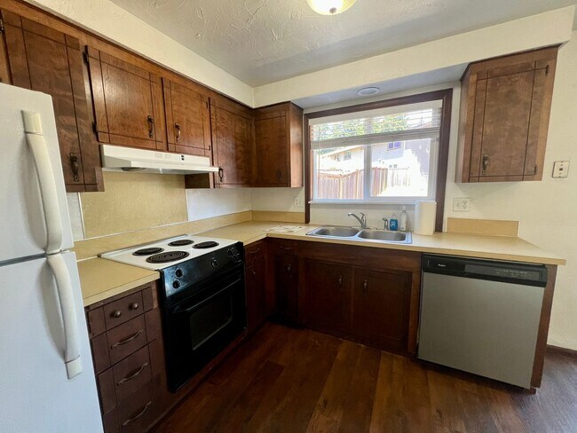 Building Photo - 2 BD Hawks Prairie Duplex