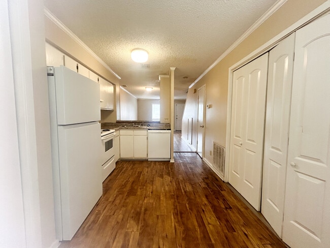 Building Photo - 16 Canterbury Ct