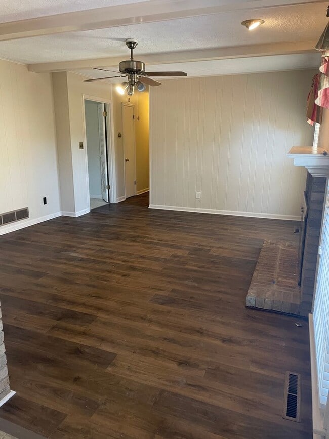 Building Photo - Spacious Three Bedroom/Three Bath Ranch in...