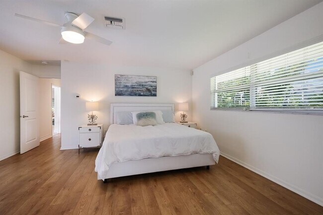 Building Photo - 567 Bird Key Dr
