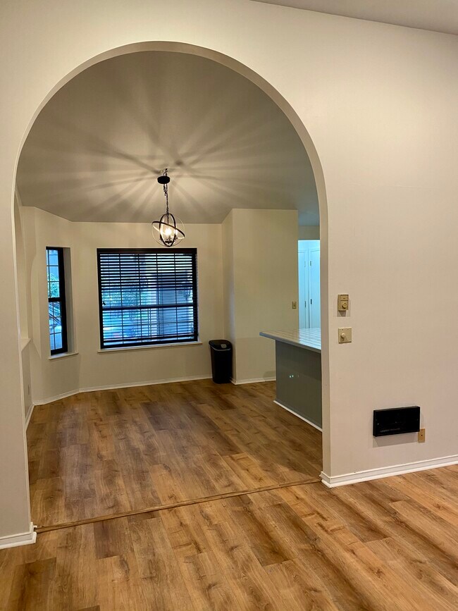 Dining area - 840 Cherry Ave NE