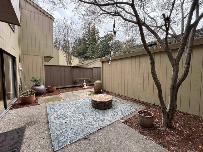 Building Photo - Fabulous Campus Commons 3 Bedroom