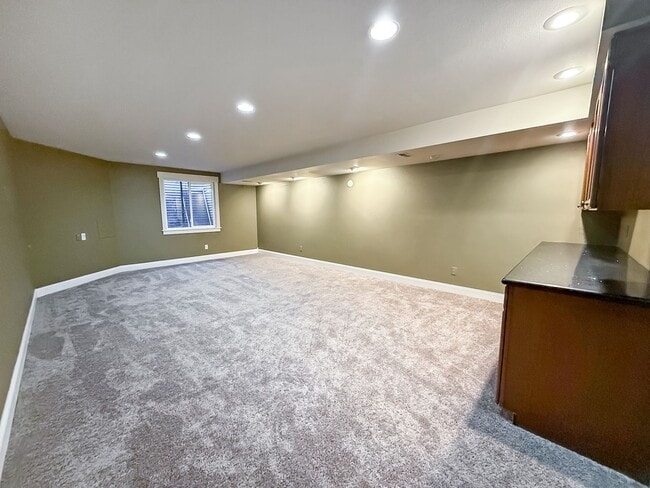 Building Photo - $0 DEPOSIT OPTION. CHARMING TWO-STORY TOWNHOUSE WITH FINISHED BASEMENT, GARAGE, AND HOA AMENITIES...