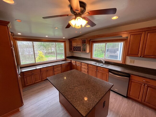 Building Photo - **RIVERFRONT 4-BEDROOM/2-BATH WITH 4-CAR GARAGE, FULL BASEMENT!!**