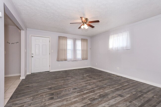 Building Photo - 2 Bedroom/1 bath Single House!