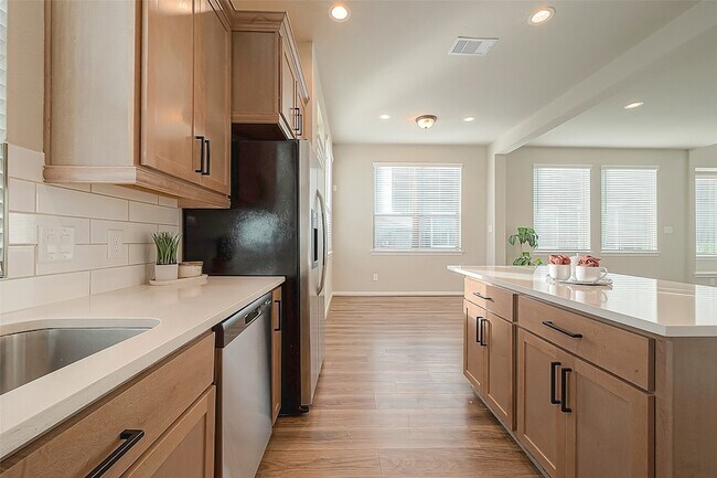 Building Photo - 8700 Laurel Crest Dr