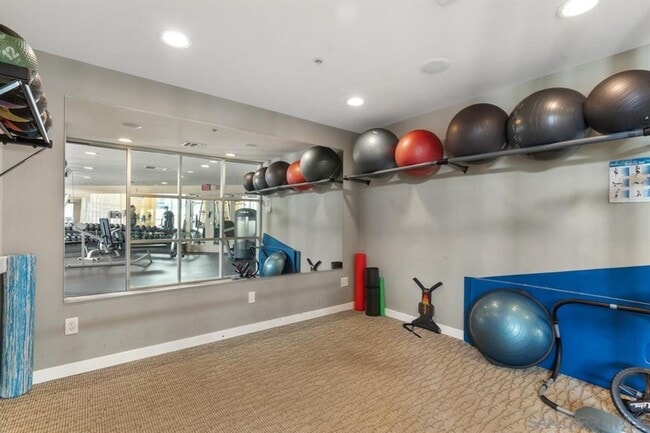 Building Photo - Beautiful One Bedroom Condo in the " Piazza Palermo." building! Pet considered!!