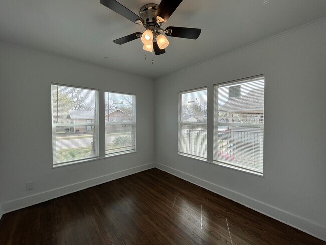 Building Photo - KW 3 bedroom 1 Full bath