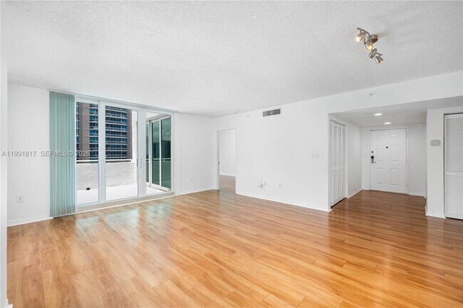 Building Photo - 1111 Brickell Bay Dr