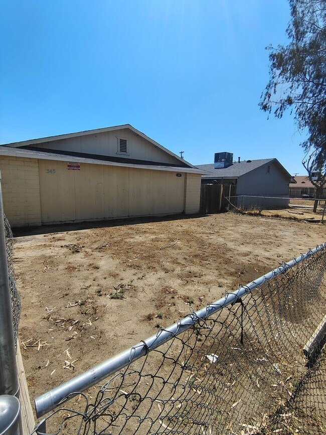 Building Photo - 2 Bed / 1 Bath – Gated Unit with Private Patio | Bakersfield