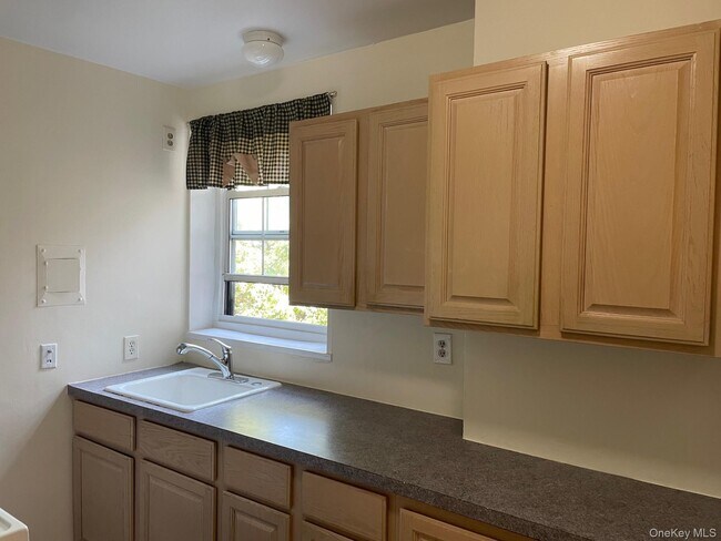 Building Photo - 1360 Midland Ave