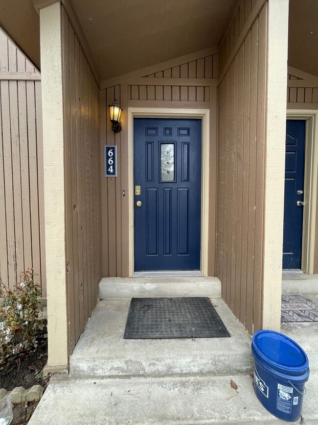 Building Photo - Townhome in Beautiful Gated community with...