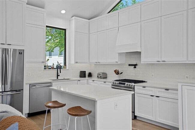 Building Photo - 2216 Lindell Ave