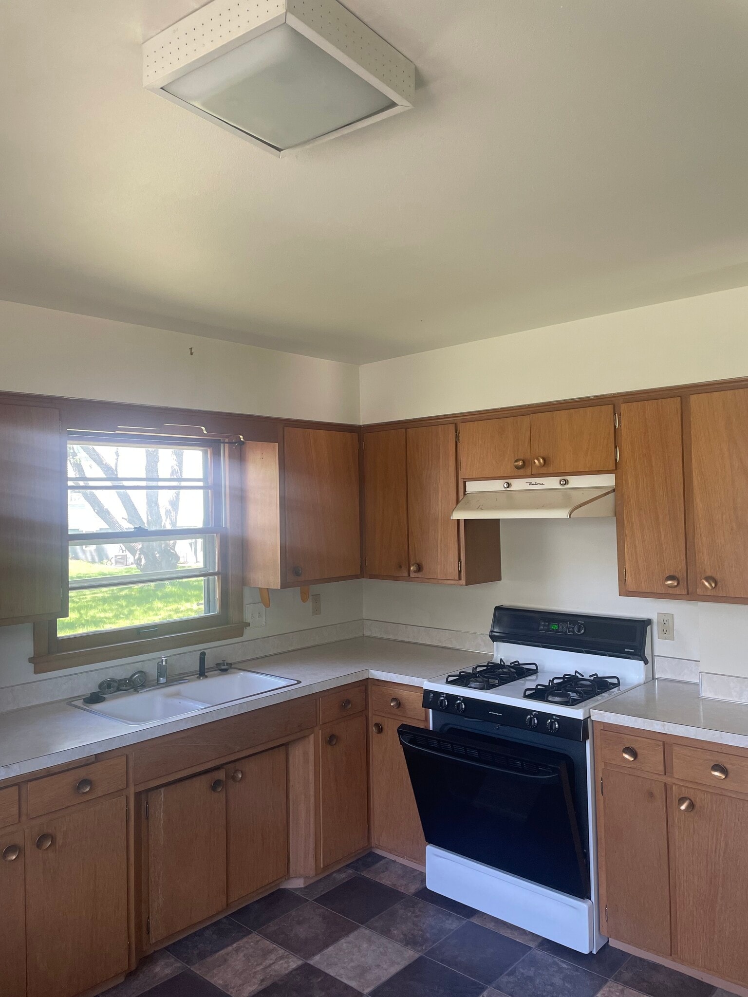 Building Photo - 324 N Ellen St