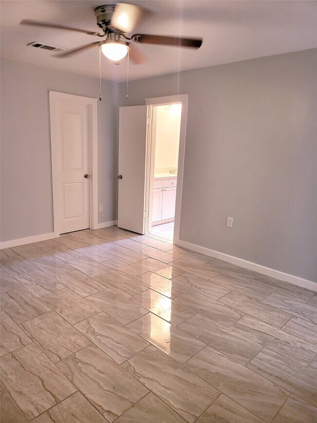 Building Photo - 233 Royal Oaks
