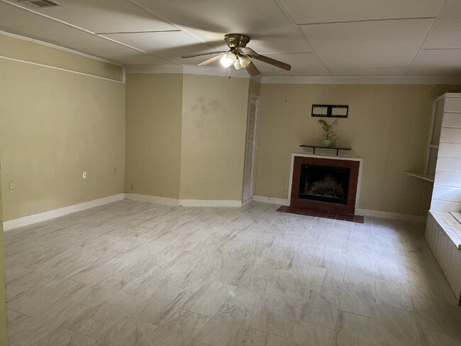 Building Photo - 13323 Briargrove Ave