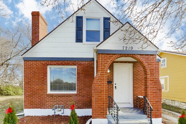 Building Photo - Charming 4-Bedroom Home in Kansas City, MO...