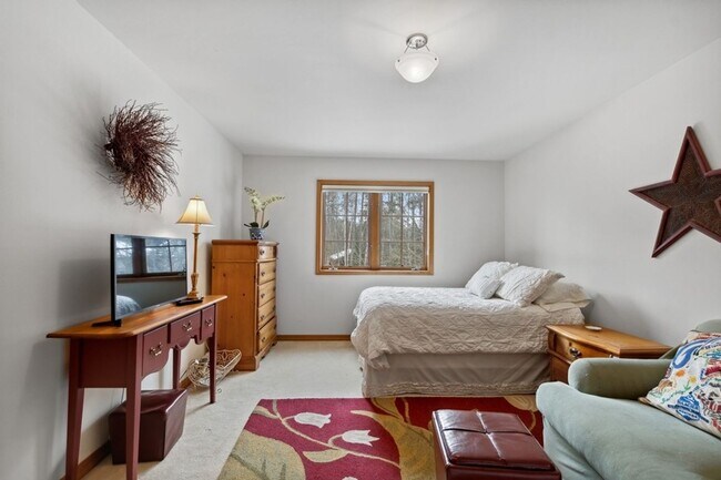 Building Photo - 3 bedroom, 2.5 bath townhome, close to Whi...