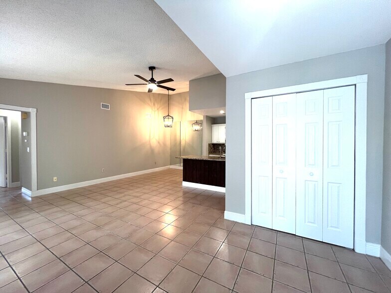 Building Photo - 1077 Goldenrod Rd