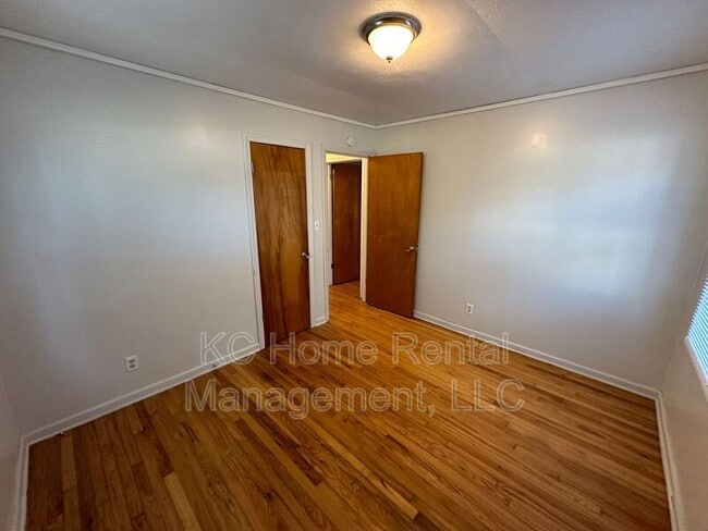 Building Photo - 5911 Farley Ave