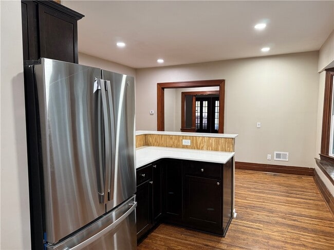 Building Photo - 483 Alexander St