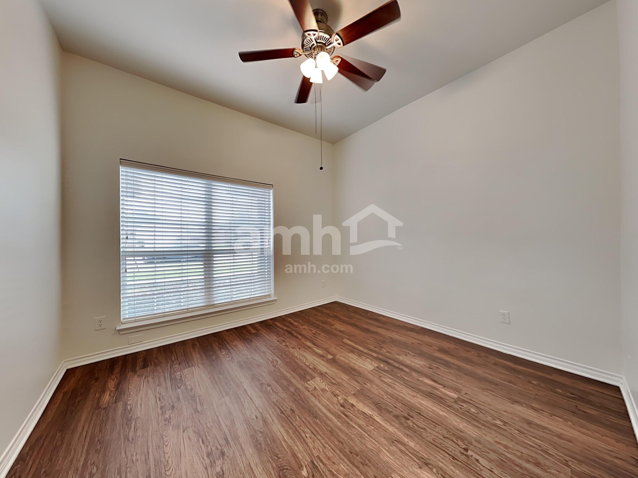 Building Photo - 3013 Lake Side Dr