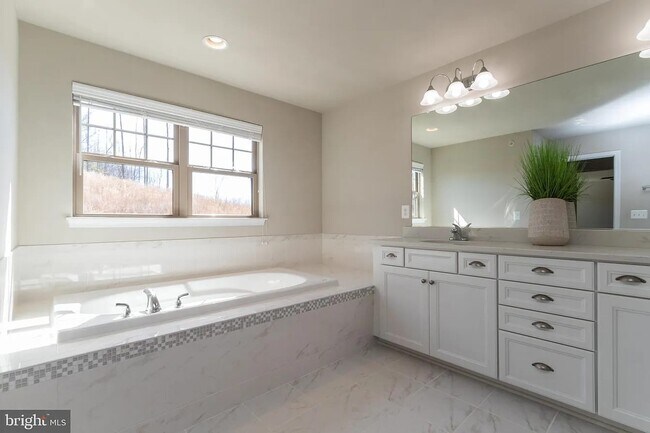 Building Photo - 17905 Woods View Dr