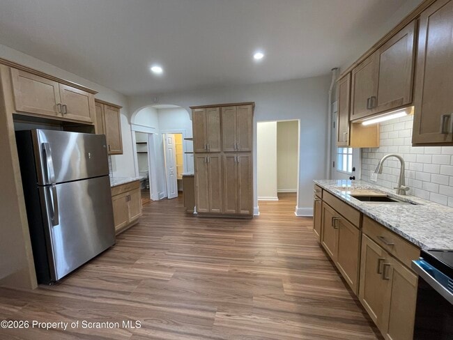 Building Photo - 1064 Lincoln St