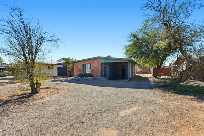 Building Photo - 3226 E Bermuda St